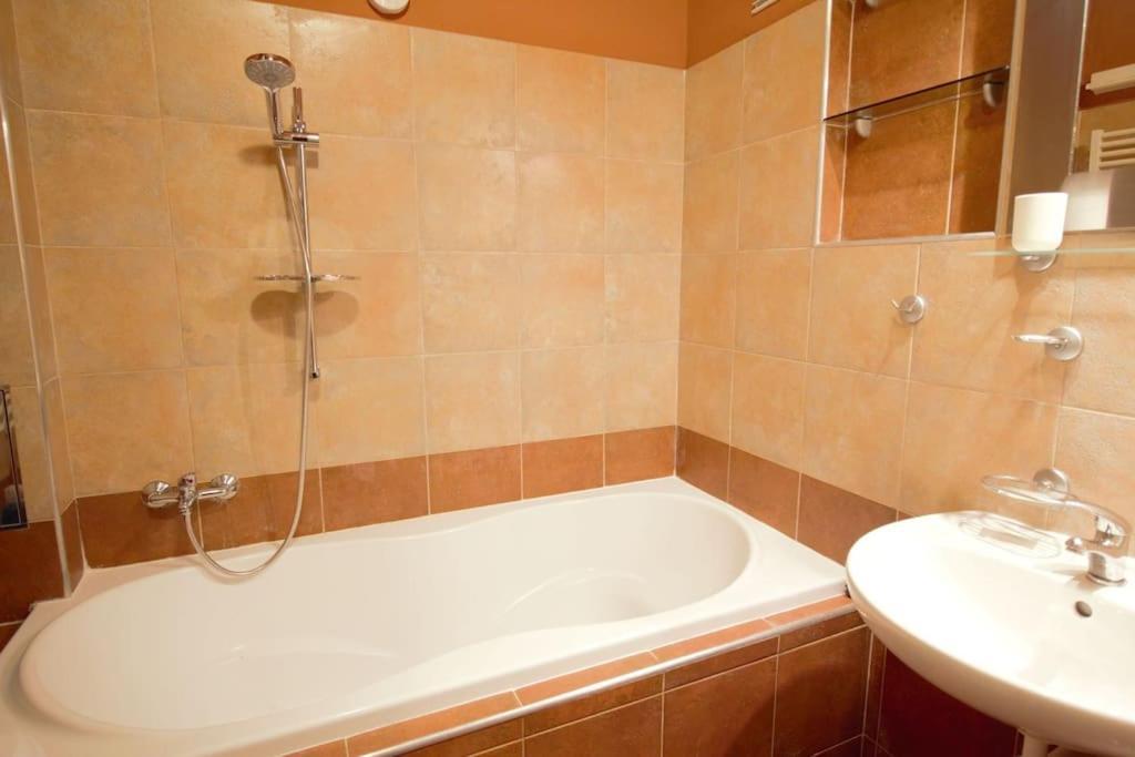 Comfort 2Bedrooms Quite Place!-Vinohrady Praag Buitenkant foto